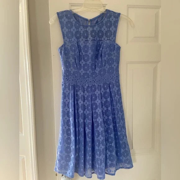 London Times lavender/blue lace dress with daisy accents. Size 2. London Times lavender/blue lace dress with daisy accents. Size 2.